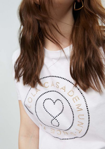 Camiseta de manga corta en color blanco con sello de logo en strass negro y dorado, de Lola Casademunt
