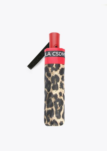 Paraguas con estampado animal print combinado con rojo, de Lola Casademunt