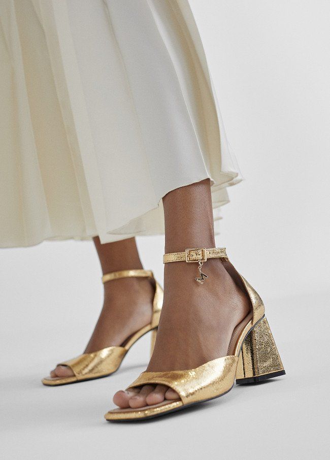 sandalia escotada oro tacon ancho lola4