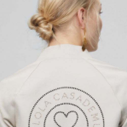 chaqueta estilo bomber en color crudo con estampado militar y detalle logo con cristales en espalda, de Lola Casademunt