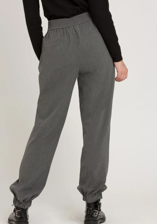 PANTALÓN GRIS CON GOMA EN CINTURA Y PUÑOS DE NAF NAF