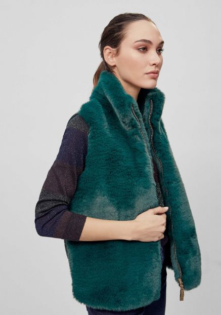 Chaleco de pelo sintético en color verde, parte trasera acolchada, de Lola Casademunt