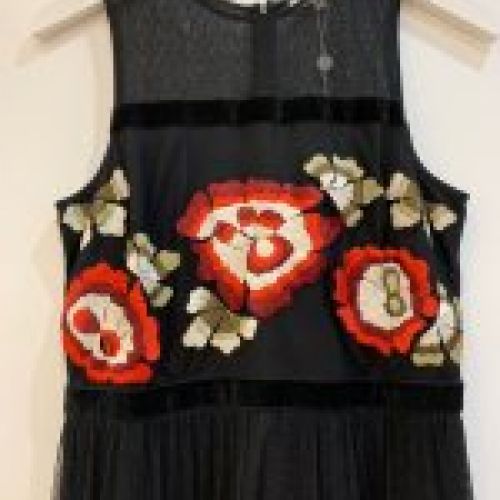 VESTIDO LARGO DE TUL NEGRO PLUMETI CON FLOR ROJA DE CRAZY LONDON