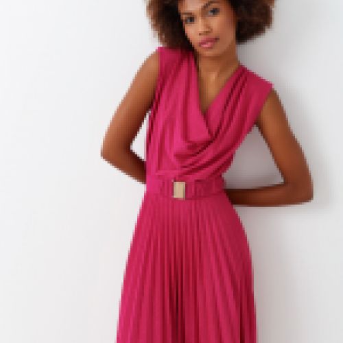 Vestido de punto con lurex en color fucsia con cuello cascada, falda plisada y cinturón de Rinascimento