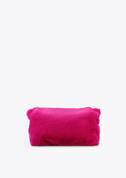 Bolso de pelo sintético en color fucsia con detalle M metálica, de Lola Casademunt