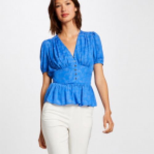 blusa sedosa en color azul serenity, con estampado cachemir, engtallado a cintura, de Morgan de Toi