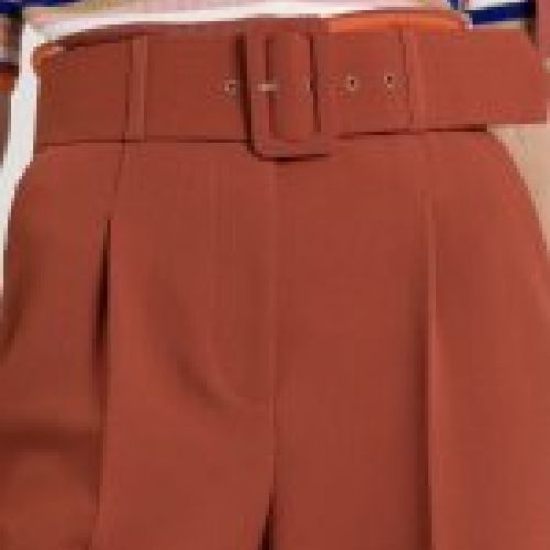 PANTALÓN DE TALLE ALTO EN COLOR TEJA CON CINTURÓN DE NAF NAF
