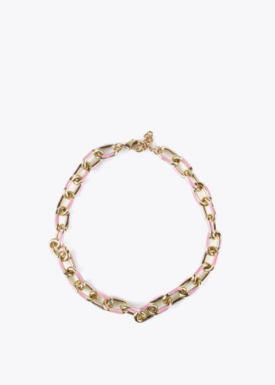 Collar corto de cadena dorada combinada con color rosa de Lola Casademunt