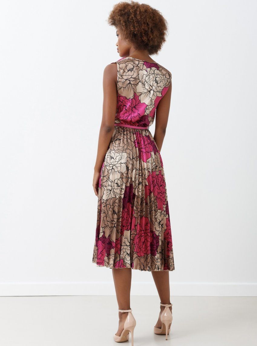 Vestido satinado estampado floral en tonos beige con detalles en fucsia y cinturón en fucsia de Rinascimento