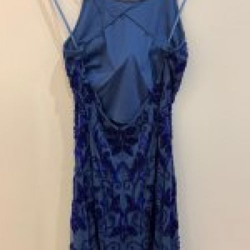 VESTIDO LARGO AZUL NOCHE CON PEDRERÍA Y ESPALDA DESCUBIERTA DE CRAZY LONDON