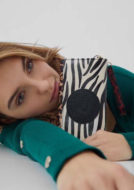 Cartera de mano con estampado animal print multicolor, cierre con cremallera, de Lola Casademunt