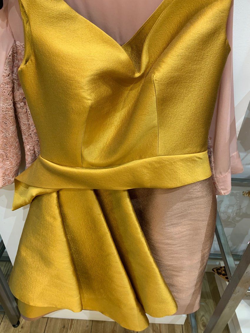 VESTIDO DE SEDA SALVAJE COMBINADO EN ROSA ANTIGUO Y AMARILLO ORO DE NURIBEL COUTURE
