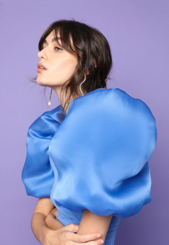 Vestido de crepe en color azul serenity, largo midi con falda cruzada y mangas princesa de organza y tul de Victoria Colección