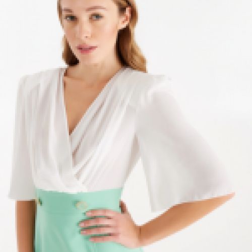 Vestido combinado con blusa de gasa en blanco y falda tubo en color aloe con detalle botones en cintura de Rinascimento
