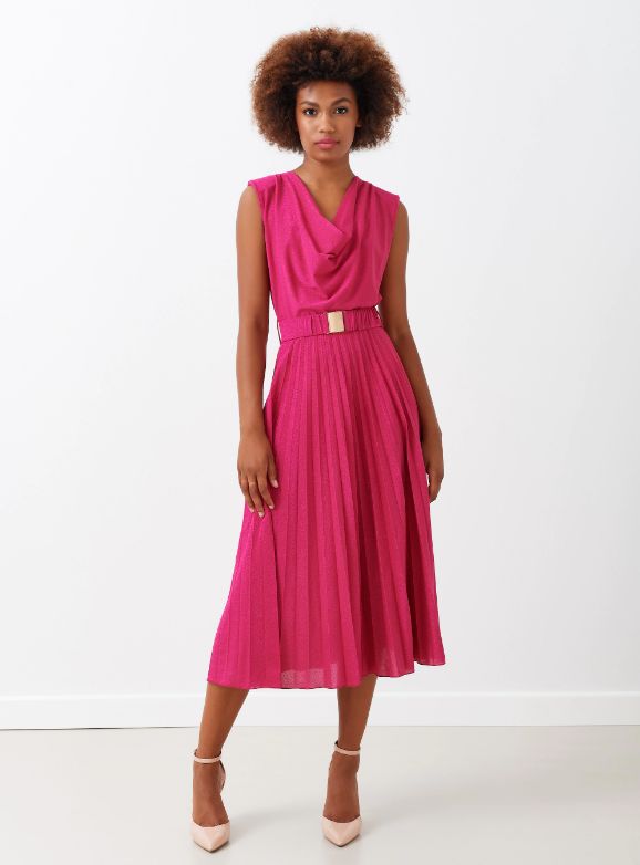 Vestido de punto con lurex en color fucsia con cuello cascada, falda plisada y cinturón de Rinascimento