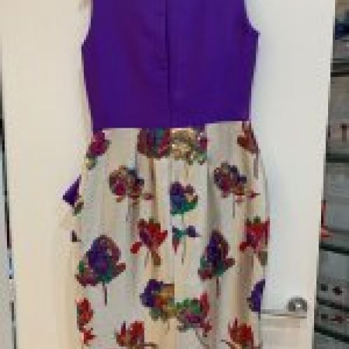 VESTIDO COMBINADO PARTE DE ARRIBA COLOR MORADO Y FALDA PLATA ESTAMPADA FLORES DE NURIBEL