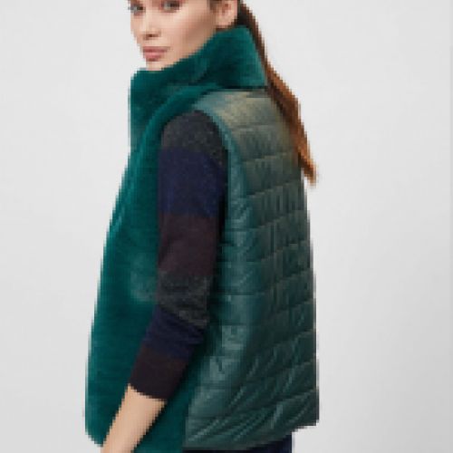 Chaleco de pelo sintético en color verde, parte trasera acolchada, de Lola Casademunt