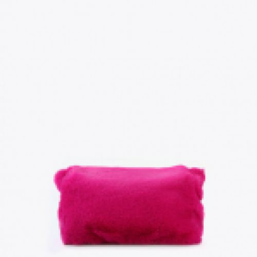 Bolso de pelo sintético en color fucsia con detalle M metálica, de Lola Casademunt