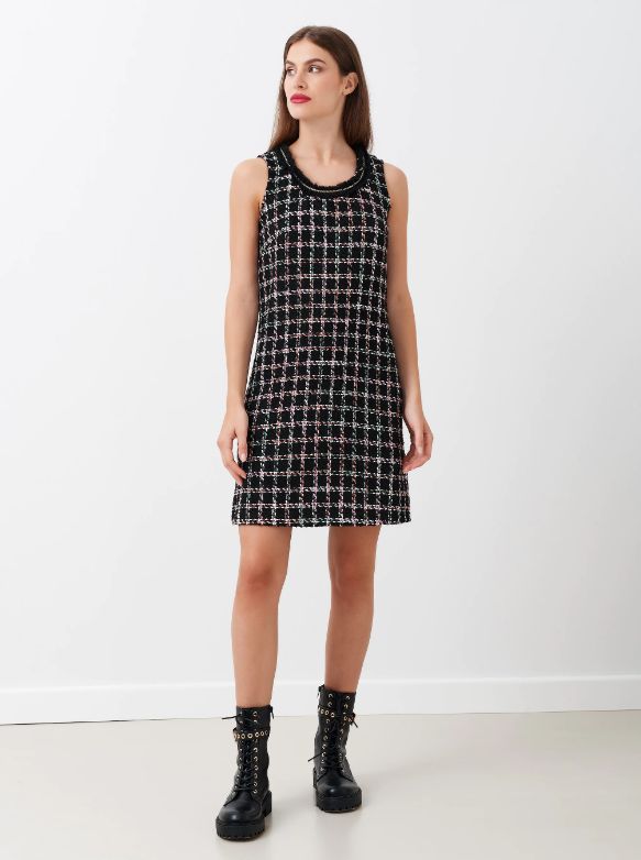 Vestido estilo chanel en color negro con contraste rosa y blanco de corte recto con detalle cadena en el cuello de Rinascimento