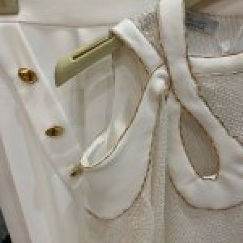 CONJUNTO DE BLUSA PLUMETI CON HOMBRO DESCUBIERTO Y PANTALÓN DE CREPE DE NURIBEL