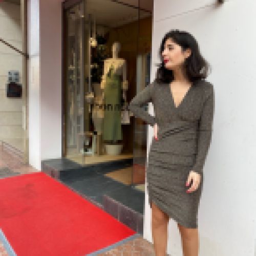 VESTIDO DRAPEADO ASIMÉTRICO CON LÚREX DORADO Y FONDO NEGRO DE RINASCIMENTO