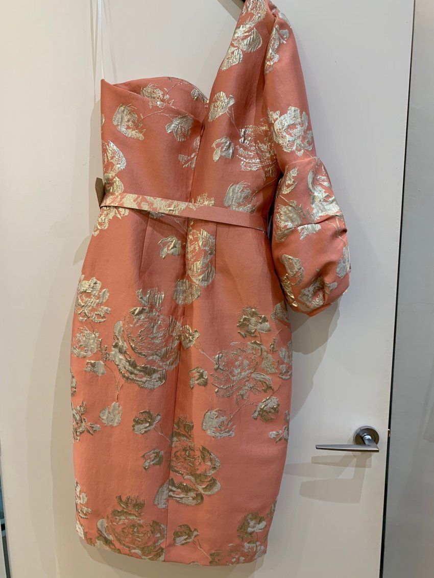 VESTIDO ASIMÉTRICO COLOR ROSA PEONÍA CON FLORES BROCADAS Y CINTURÓN DE NURIBEL