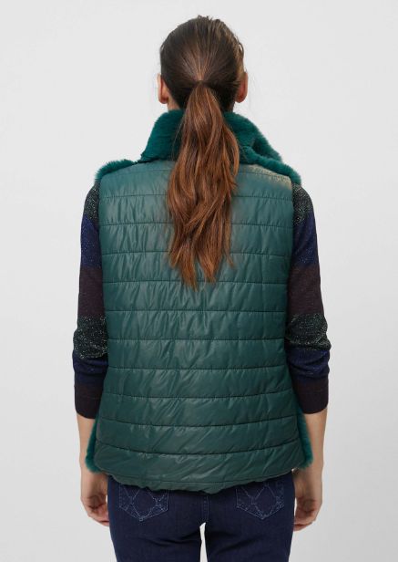 Chaleco de pelo sintético en color verde, parte trasera acolchada, de Lola Casademunt