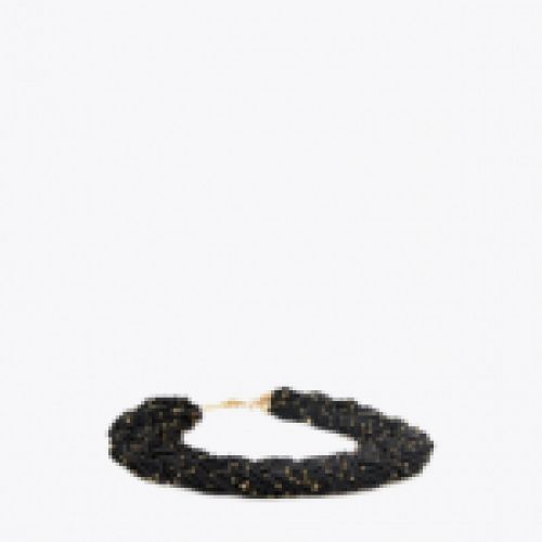 Collar corto en forma trenza combinado en color negro con cuentas en color dorado de Lola Casademunt