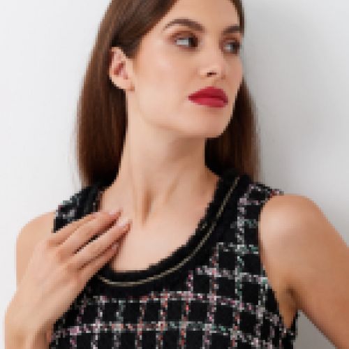 Vestido estilo chanel en color negro con contraste rosa y blanco de corte recto con detalle cadena en el cuello de Rinascimento