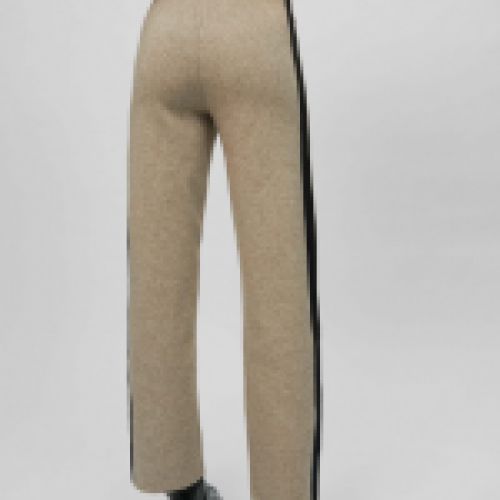 Pantalón de punto con cuerpo, en color beige con raya lateral en color negro, de Lola Casademunt