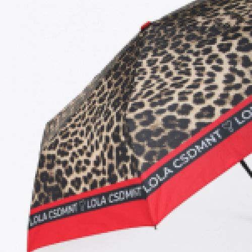 Paraguas con estampado animal print combinado con rojo, de Lola Casademunt