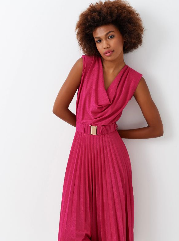 Vestido de punto con lurex en color fucsia con cuello cascada, falda plisada y cinturón de Rinascimento