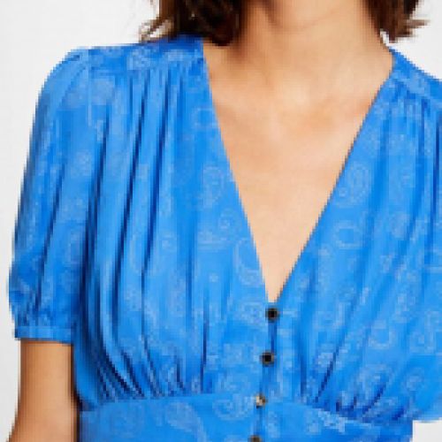 blusa sedosa en color azul serenity, con estampado cachemir, engtallado a cintura, de Morgan de Toi
