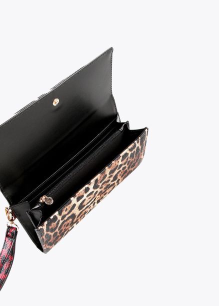 Cartera de mano con estampado animal print multicolor, cierre con cremallera, de Lola Casademunt