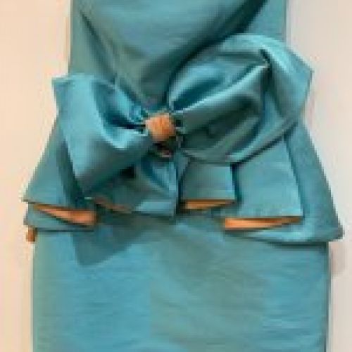 VESTIDO PALABRA DE HONOR DE SEDA SALVAJE EN COLOR TURQUESA CON DETALLES COLOR SALMÓN DE NURIBEL COUTURE