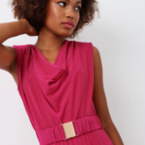 Vestido de punto con lurex en color fucsia con cuello cascada, falda plisada y cinturón de Rinascimento