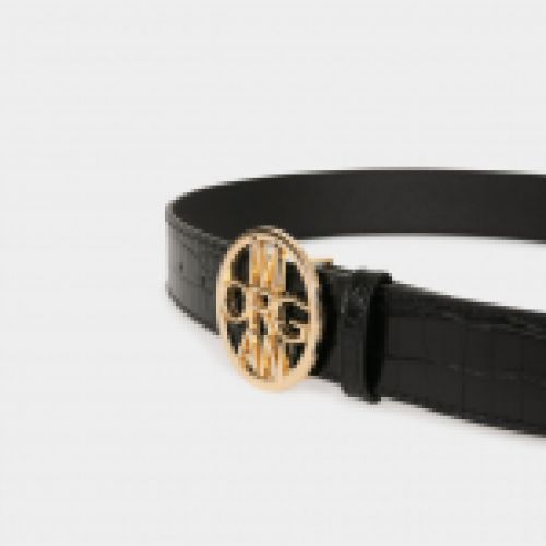 Cinturón negro imitación cocodrilo con hebilla logotipada en dorado
