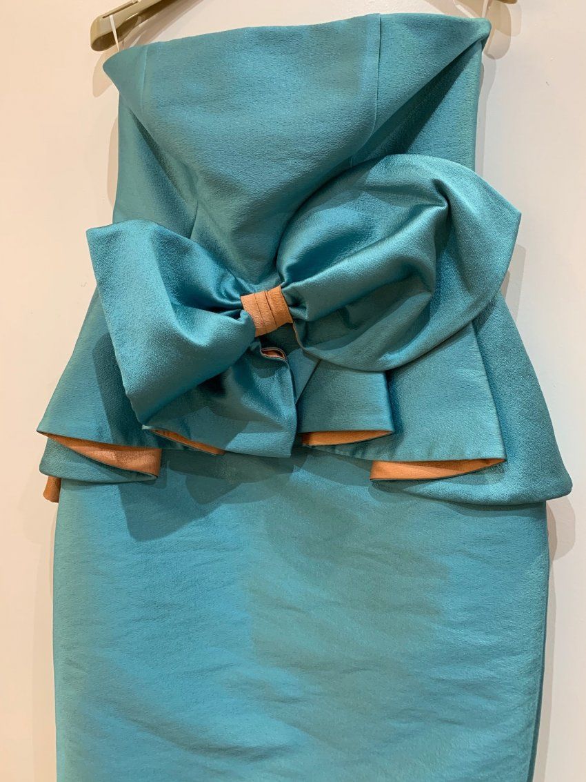 VESTIDO PALABRA DE HONOR DE SEDA SALVAJE EN COLOR TURQUESA CON DETALLES COLOR SALMÓN DE NURIBEL COUTURE