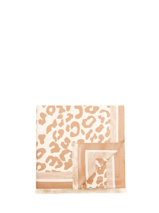 Pañuelo grande de lana con estampado animal print en color beige y crudo, de Rinascimento
