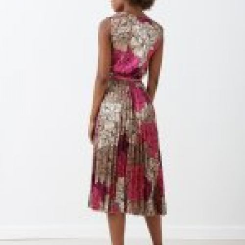 Vestido satinado estampado floral en tonos beige con detalles en fucsia y cinturón en fucsia de Rinascimento