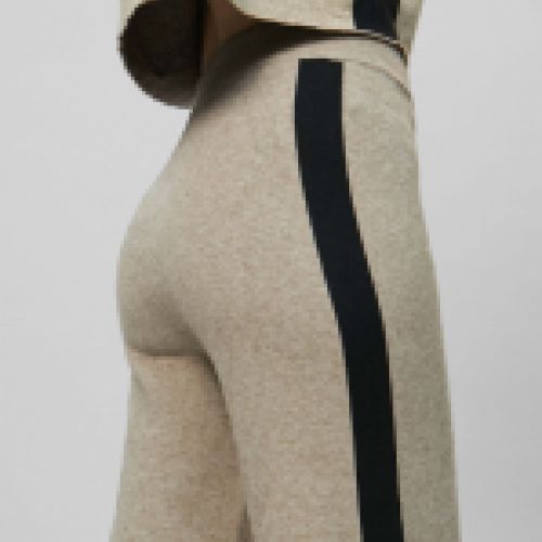 Pantalón de punto con cuerpo, en color beige con raya lateral en color negro, de Lola Casademunt