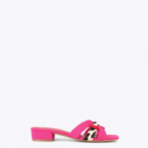 Sandalia con tacón cuadrado bajo combinada en fucsia, rojo y animal print de Lola Casademunt