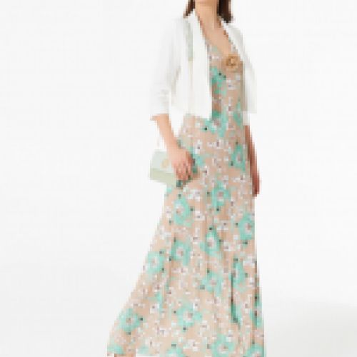 Vestido de gasa largo con estampado floral en tonos tierra y aloe, escote pico con broche flor, de Rinascimento