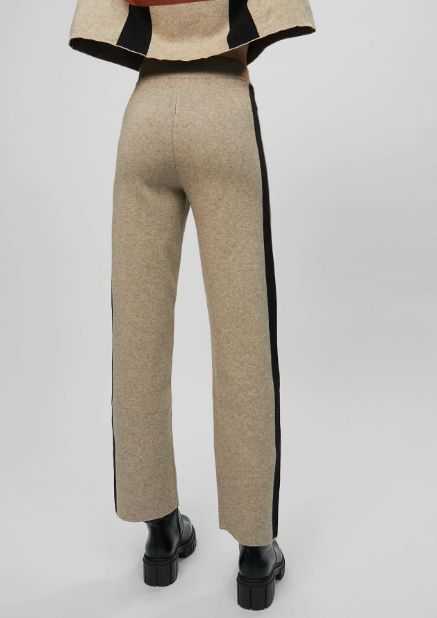 Pantalón de punto con cuerpo, en color beige con raya lateral en color negro, de Lola Casademunt