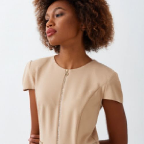 Vestido en color beige con detalle cremalleras y volante en el bajo de Rinascimento