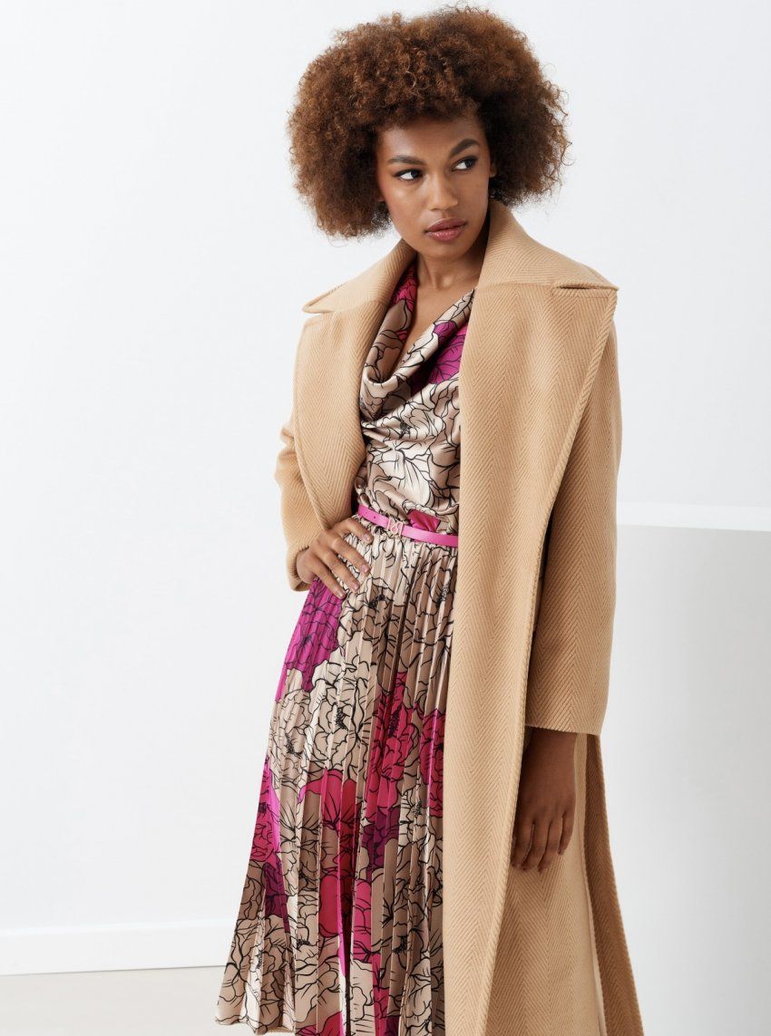 Vestido satinado estampado floral en tonos beige con detalles en fucsia y cinturón en fucsia de Rinascimento