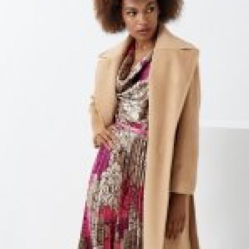 Vestido satinado estampado floral en tonos beige con detalles en fucsia y cinturón en fucsia de Rinascimento