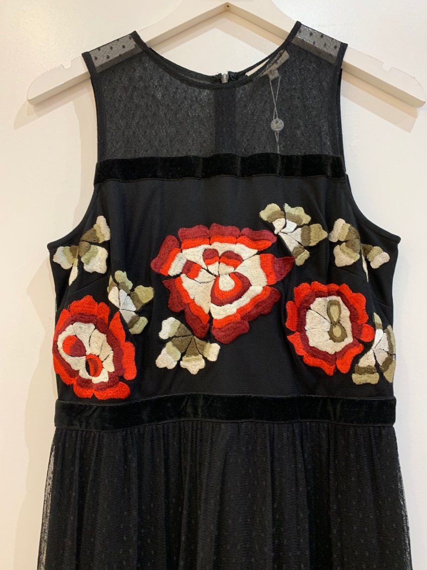 VESTIDO LARGO DE TUL NEGRO PLUMETI CON FLOR ROJA DE CRAZY LONDON