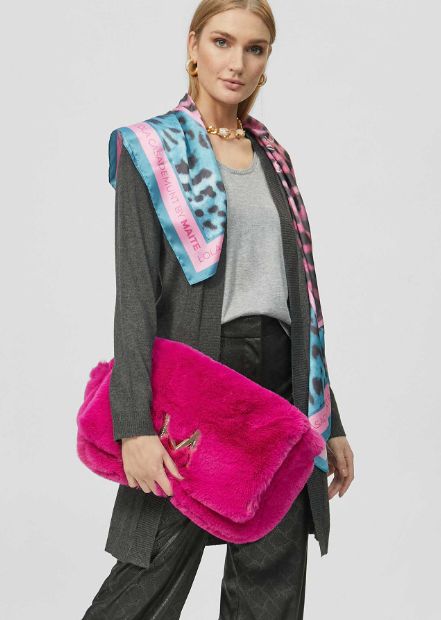 Bolso de pelo sintético en color fucsia con detalle M metálica, de Lola Casademunt