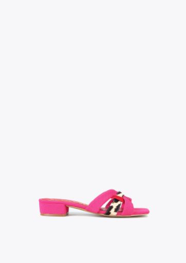 Sandalia con tacón cuadrado bajo combinada en fucsia, rojo y animal print de Lola Casademunt
